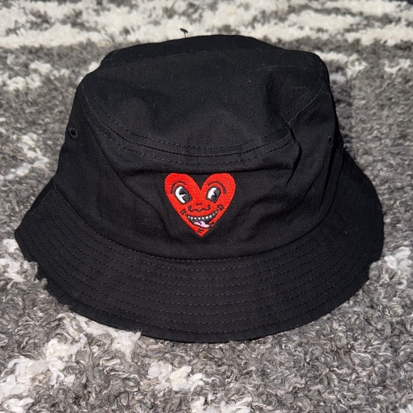 keith haring Other - NWOT Keith Haring Smiling Heart Black Bucket Hat